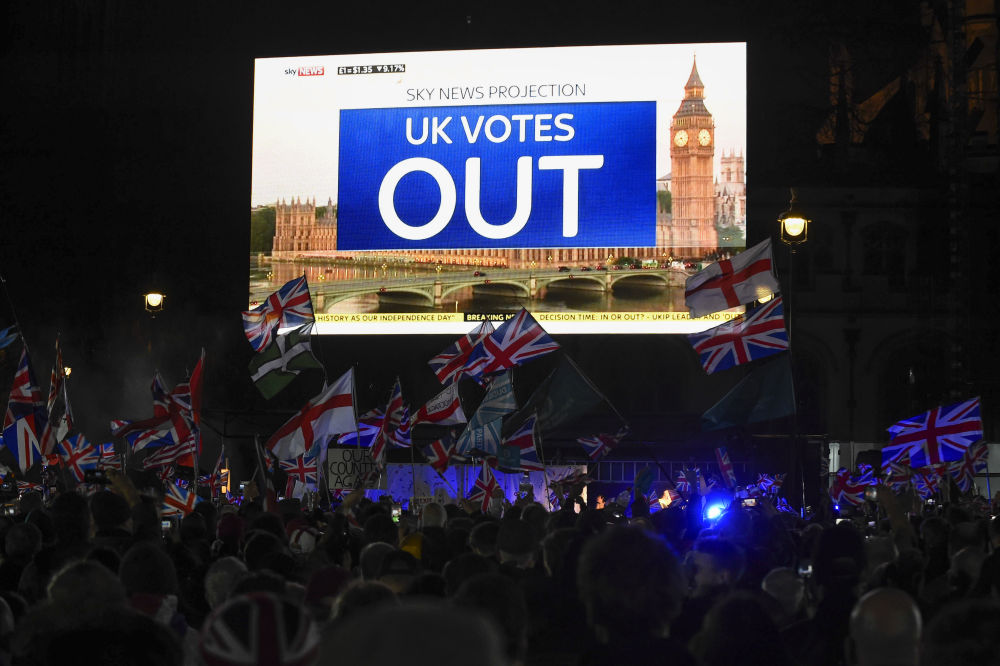 1月31日晚A在英國倫敦A支持u脫歐v的人們在議會廣場集會A慶祝u脫歐vC大屏幕上顯示u英國選擇脫歐vC新華社發]史蒂芬P程攝^ 
