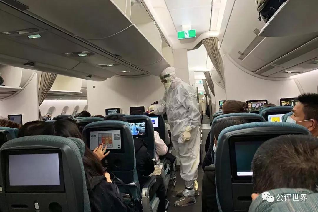 意大利羅馬機場工作人員上機為乘客測體溫