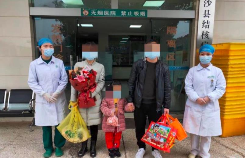 湖南4歲最小患者在長沙縣第一人民醫院治癒出院 (受訪者供圖)