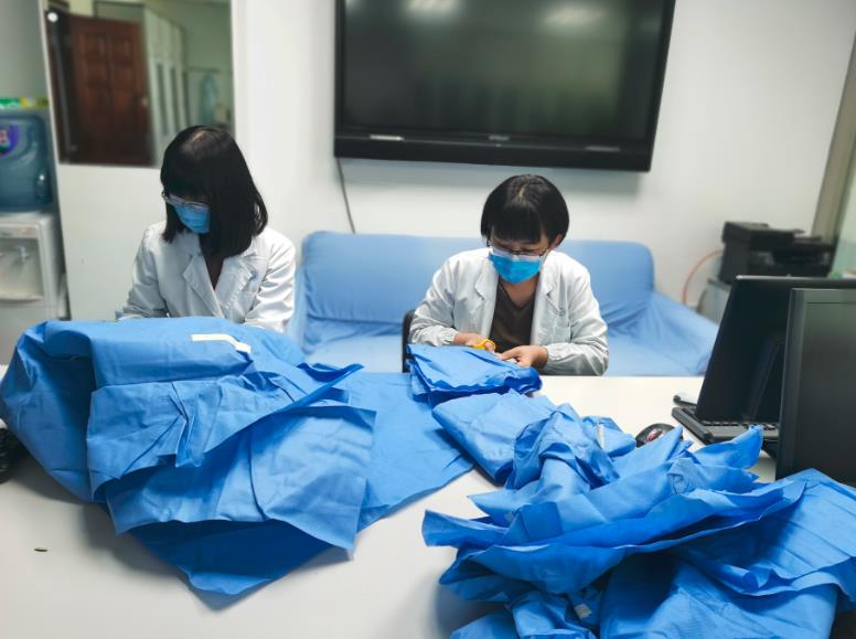 北大深圳醫院質控院感科工作人員在製作無紡布u防護圍脖v(受訪者供圖)