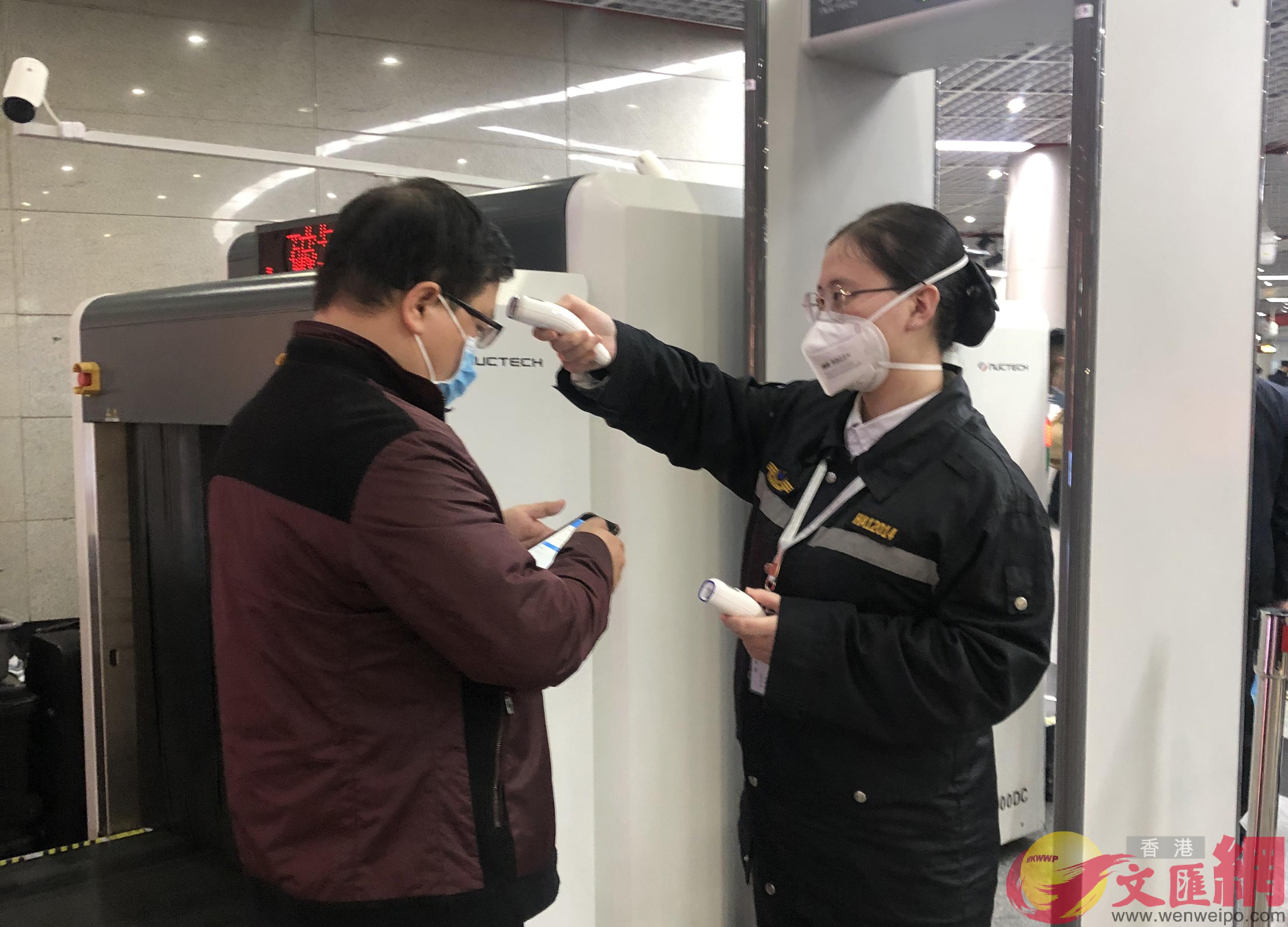 廣州鐵路、機場均提醒，旅客前往乘車、乘機一定要佩戴口罩(香港文匯網記者 方俊明 攝)