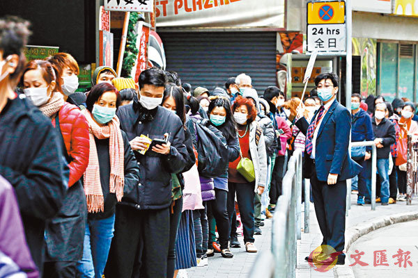 ■市民排隊等候旅行社派口罩。 香港文匯報記者 攝