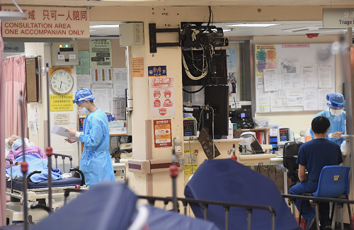 香港伊利沙伯醫院急症室醫護人員，應對疫情疲於奔命（圖源：中通社）