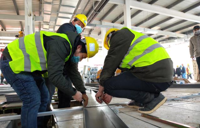 雷神山醫院建設工人在進行箱式板房安裝(中建三局供圖)