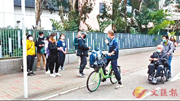 昨日有「單車友」路過，斥罷工危害病人，「有啲嘢要有底線。」 香港文匯報記者 攝