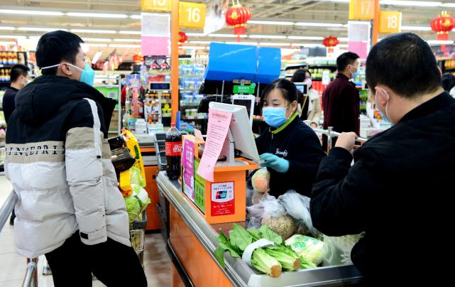 福州永輝超市收銀員正在工作中。疫情發生後，這家超市始終保持開門營業(中新社)