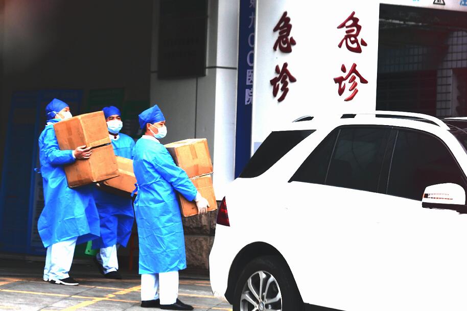 福州總院急診科醫務人員正在搬運抗疫物資C (中新社)