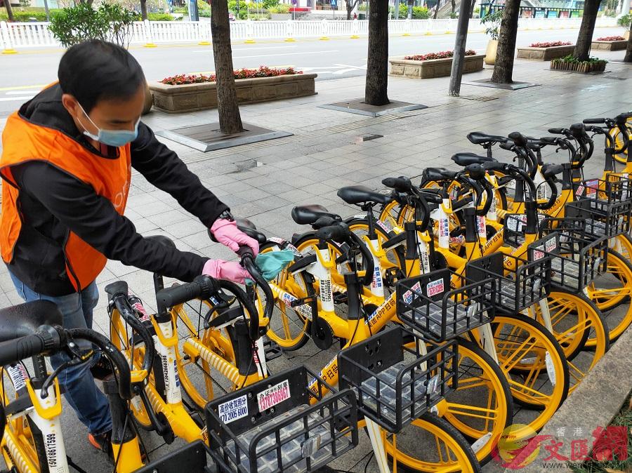 美團單車運維人員在對負責區域內所有共享單車進行消毒