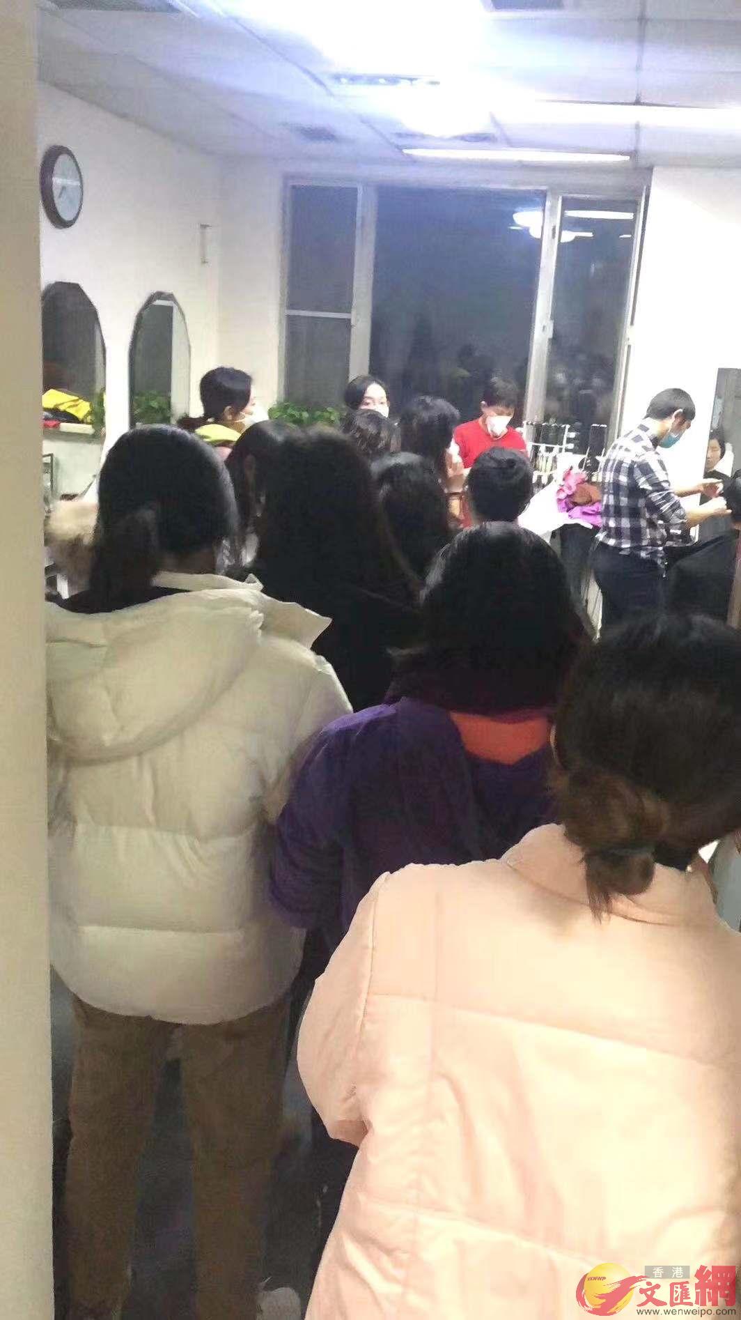 昨晚北京醫院理髮室A即將出征的醫生護士們在排隊剪頭髮C