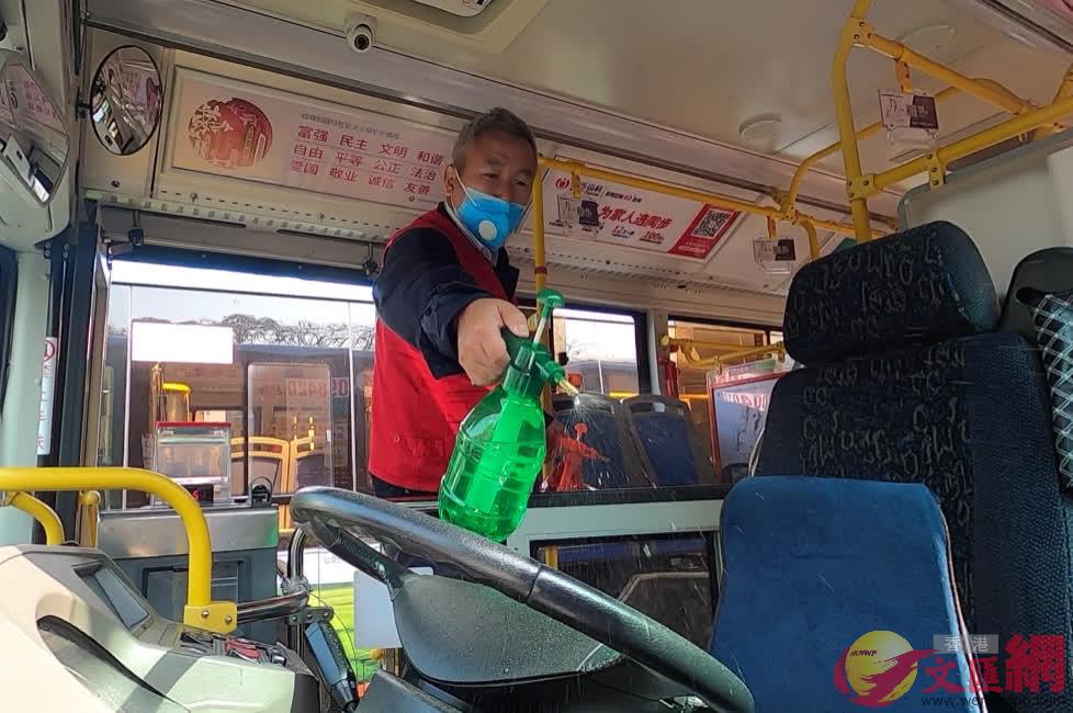 深圳巴士集團公交車正在進行車輛消毒]記者 郭若溪 攝^
