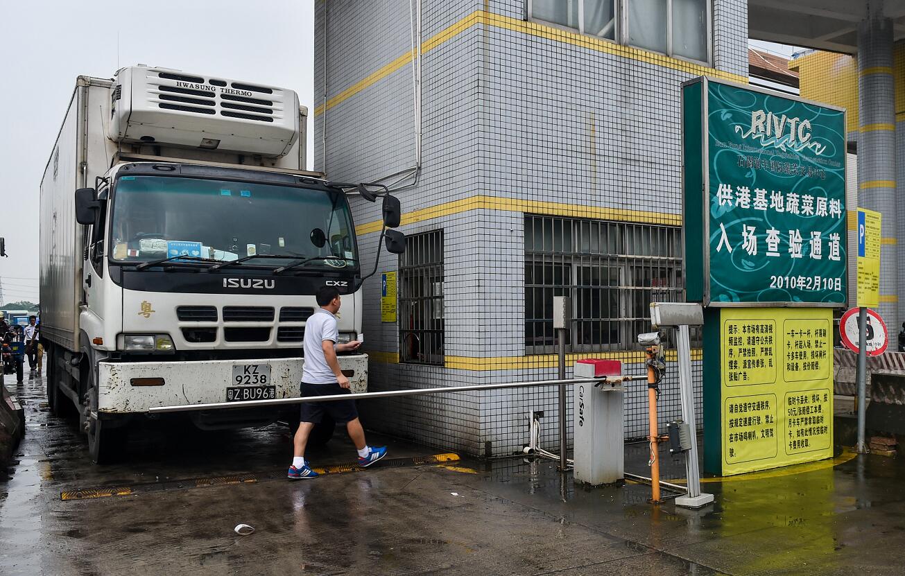 民建聯引港府消息指A中港貨車司機不落地可免隔離14日]新華社資料圖片^