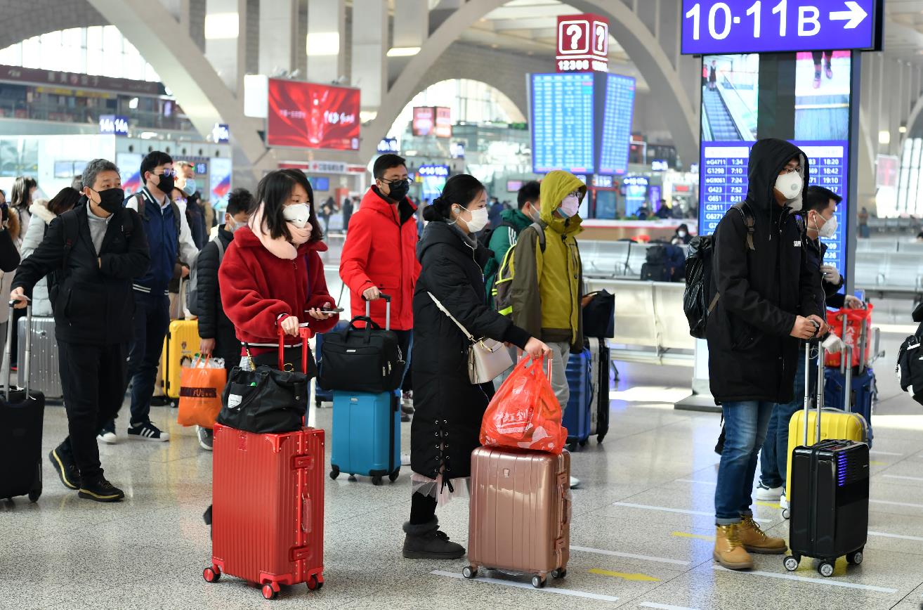 春運復工返程高峰將至A河北石家莊火車站候車大廳內A旅客自覺保持間距排隊檢票C] 中新社^