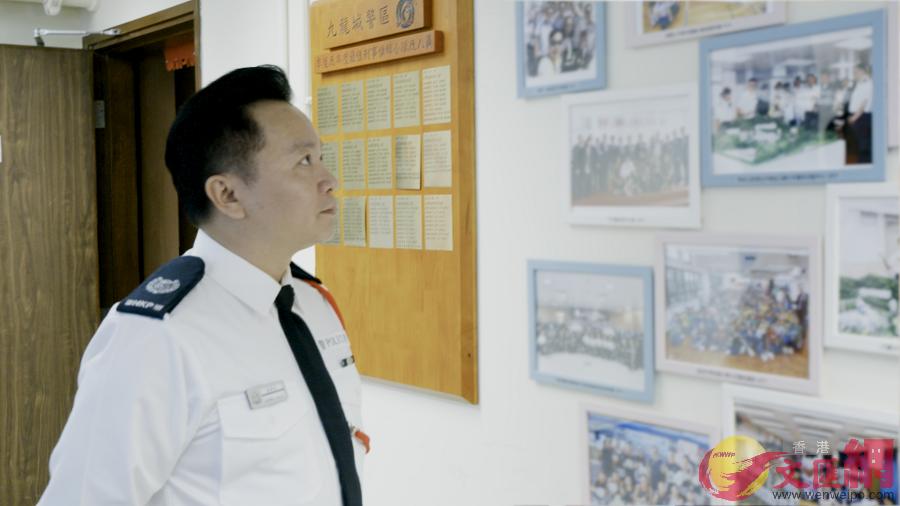 黃樂安警署警長看著過往少年警訊學員合照