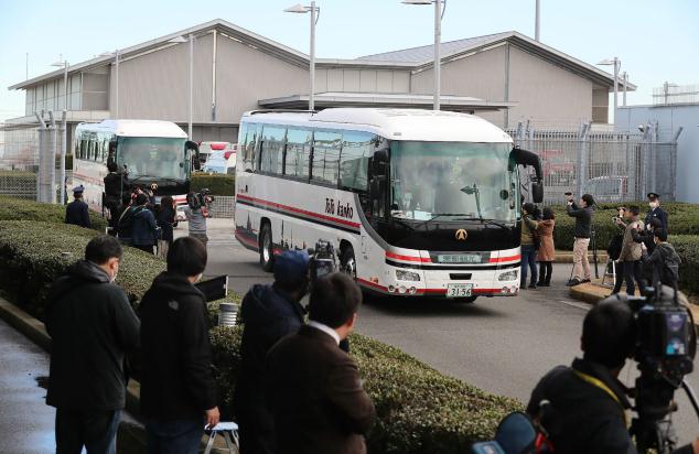 日本新增兩名確診個案A為乘坐包機僑民C圖為日本撤回的僑民乘坐的大巴(法新社資料圖片)