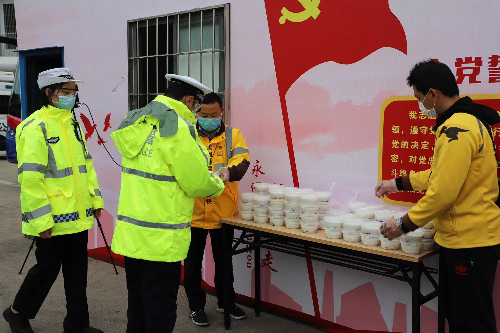 美團為深圳一線人員送愛心餐及單車騎行卡。