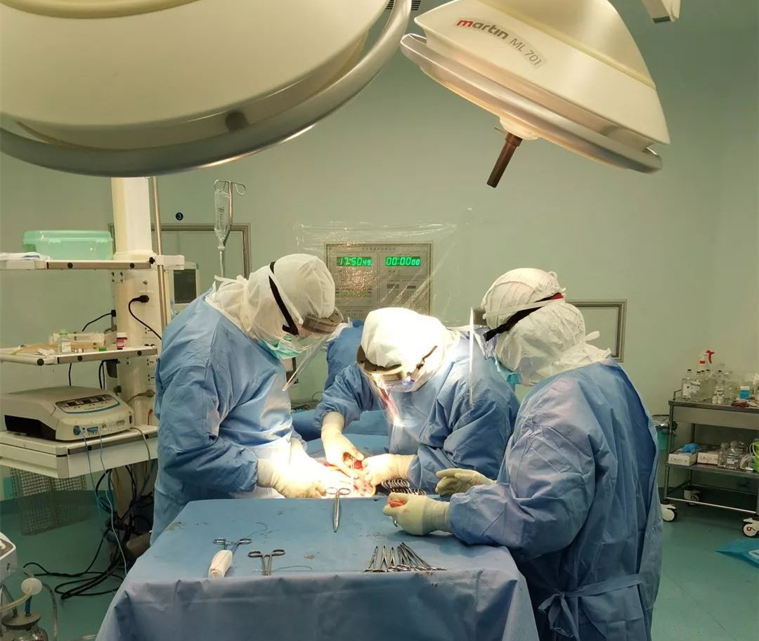 醫護人員著防護服進行剖宮產手術(受訪者供圖)