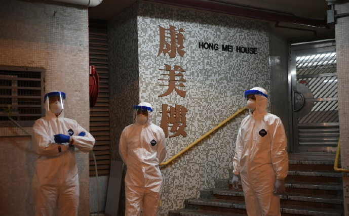 2月11日凌晨1時許A大批穿著全套防護衣物的醫護人員及警員在青衣長康村康美樓一帶戒備及進行疏散行動C]香港中通社圖片^