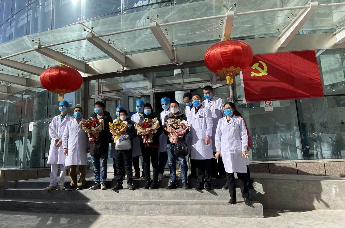 4例新冠肺炎患者從青海省第四人民醫院治癒出院]受訪者供圖^ 