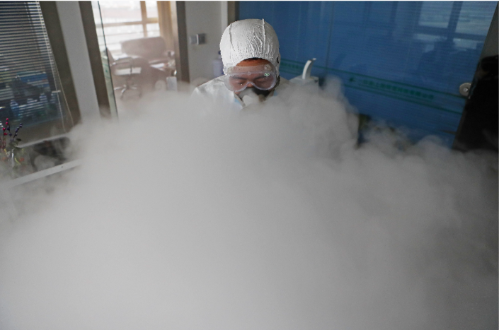 上海一家公司人員用消毒設備對辦公區域進行消毒]中新社^