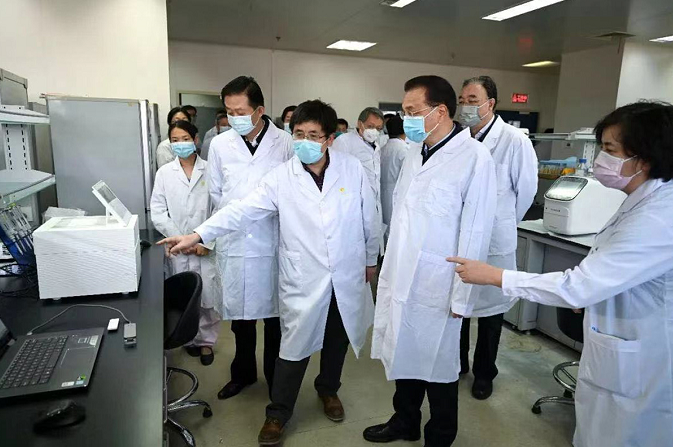  李克強總理赴中國疾控中心考察新冠病毒疫情防控科研攻關工作A觀看了正在運行的納米孔測序平台A並對分析工作給予肯定C ]中國新聞網^