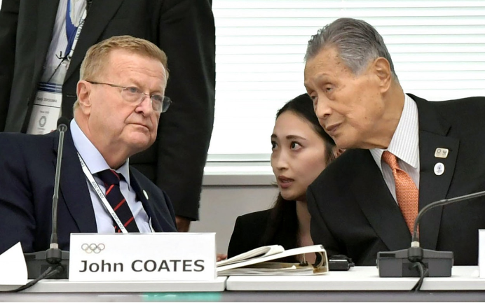 東京奧委會組委會主席森喜朗（右）重申暫時無意延遲或取消東京奧運會。（美聯社資料圖）