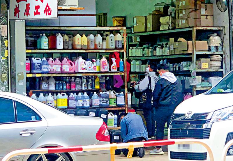 記者發現三名形跡可疑青年在深水埗一間化工材料店A購買爆炸品原材料A之後急步離去C