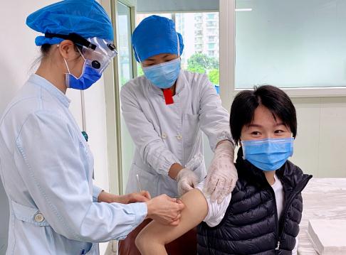 深圳醫療隊隊員們出發前打疫苗(受訪者供圖)