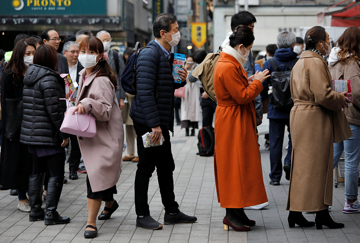 日本街頭A人們紛紛戴上口罩C]路透社^