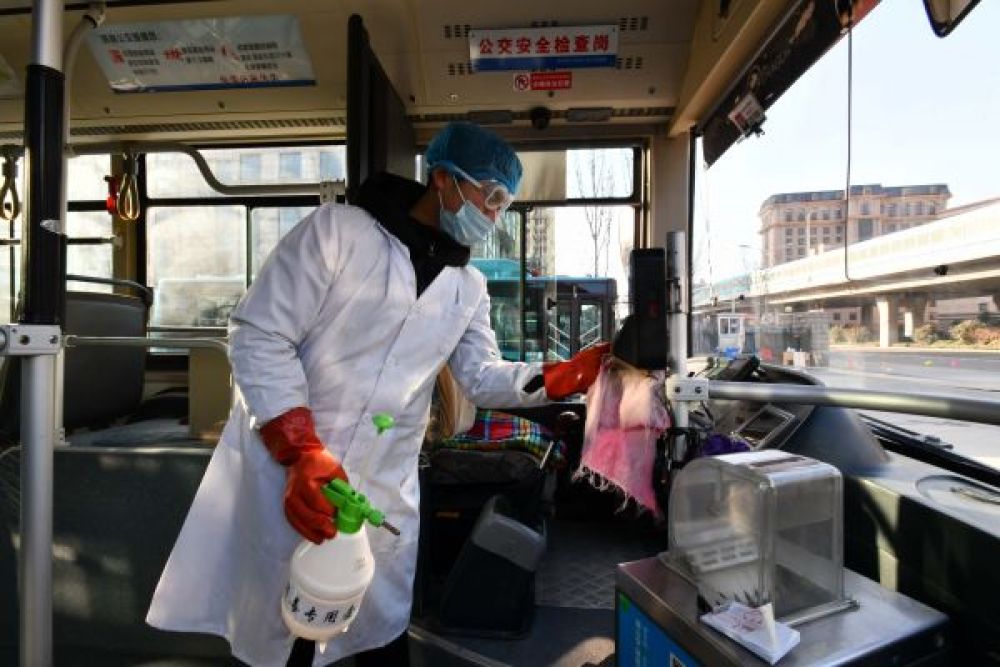 2月3日A濟南公交集團南部公司三隊西八公交車場工作人員在對營運車輛車廂進行消毒(新華社)