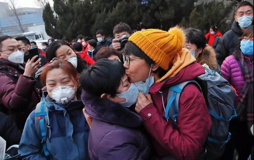  (北京支援湖北的醫療隊出發時A來自北京中醫院的一位醫生親吻了自己的送行隊友)