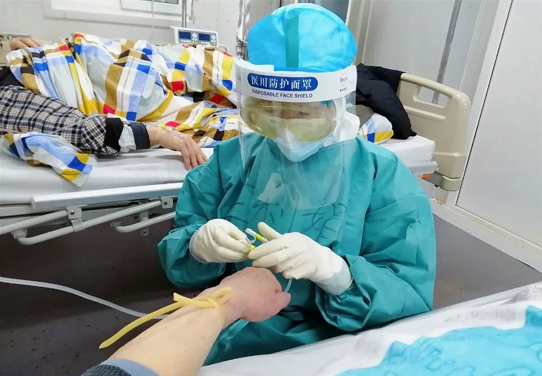 空軍軍醫大學醫療隊隊員王利娟給患者留置針穿刺C(受訪者供圖)