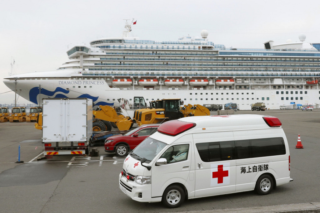 日本海上自衛隊的救護車停泊在橫濱碼頭A後面是鑽石公主號郵輪C]美聯社^