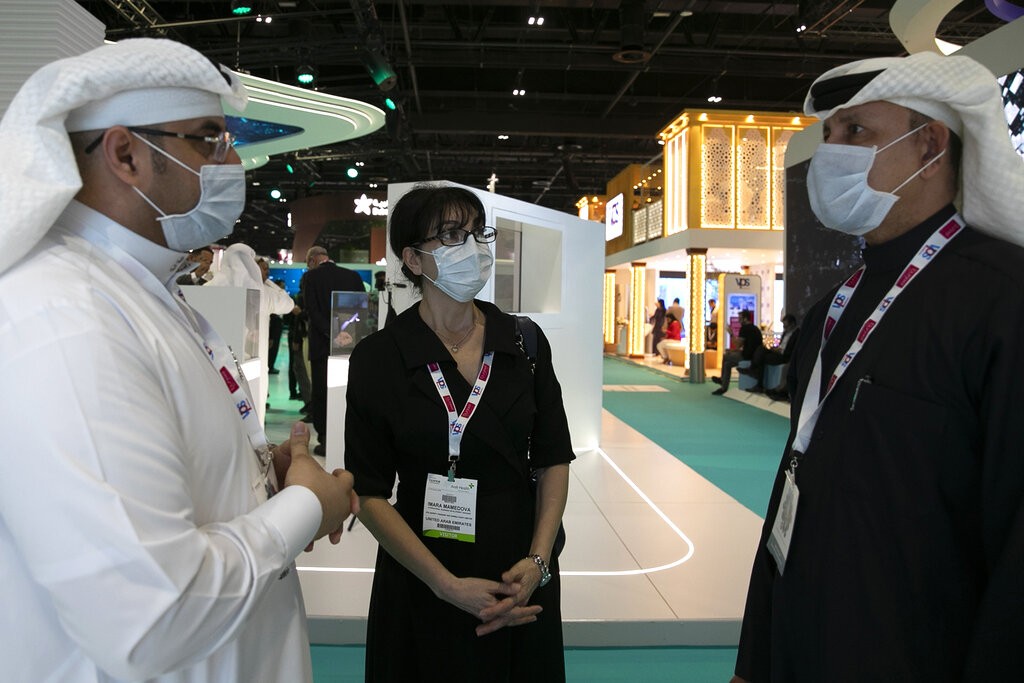 阿聯酋一個展覽的展商及參觀人士均戴口罩C(美聯社資料圖片)