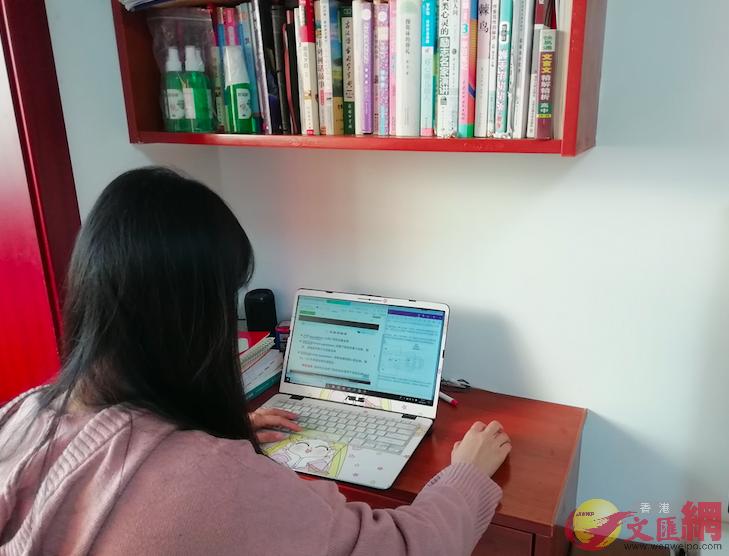 深圳大學生李小姐表示A上網課有優劣勢A效率還是在學校好一些]記者 李昌鴻 攝^