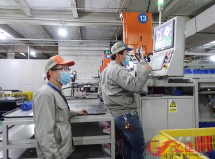 廣東順威精密塑料股份有限公司車間中A員工在忙碌的工作(盧靜怡攝)