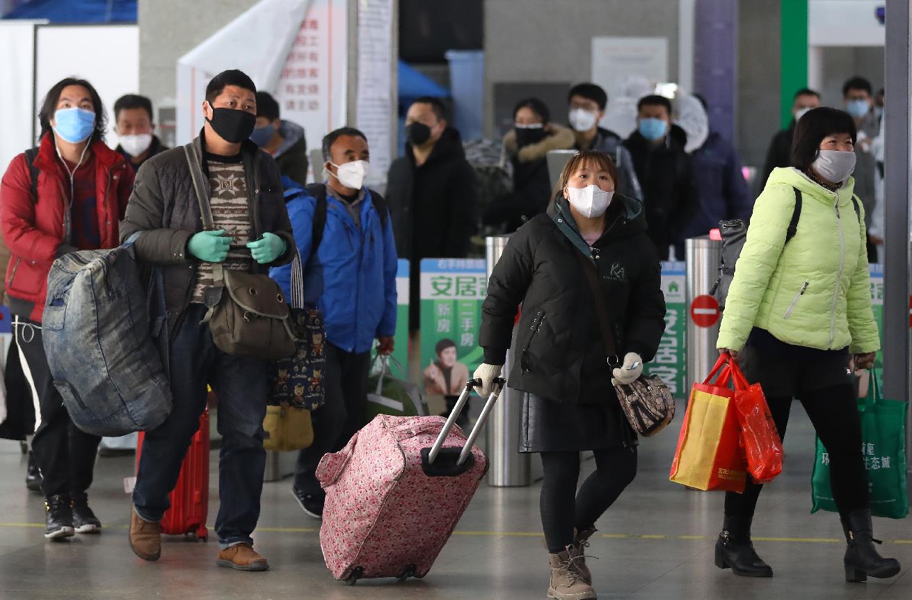 專家擔心目前仍在返程高峰期，疫情仍有諸多不確定因素。圖為南京火車站出站口，旅客匆忙出站。（中新社）