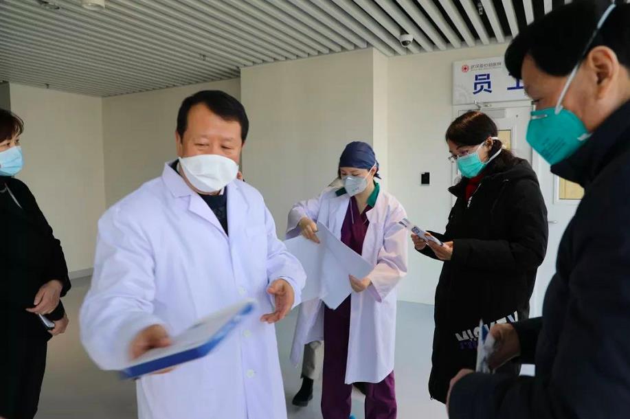 開設武漢亞心總醫院和武漢亞洲心臟病醫院的港人謝俊明(左二)忙碌在抗疫一線(資料圖片)