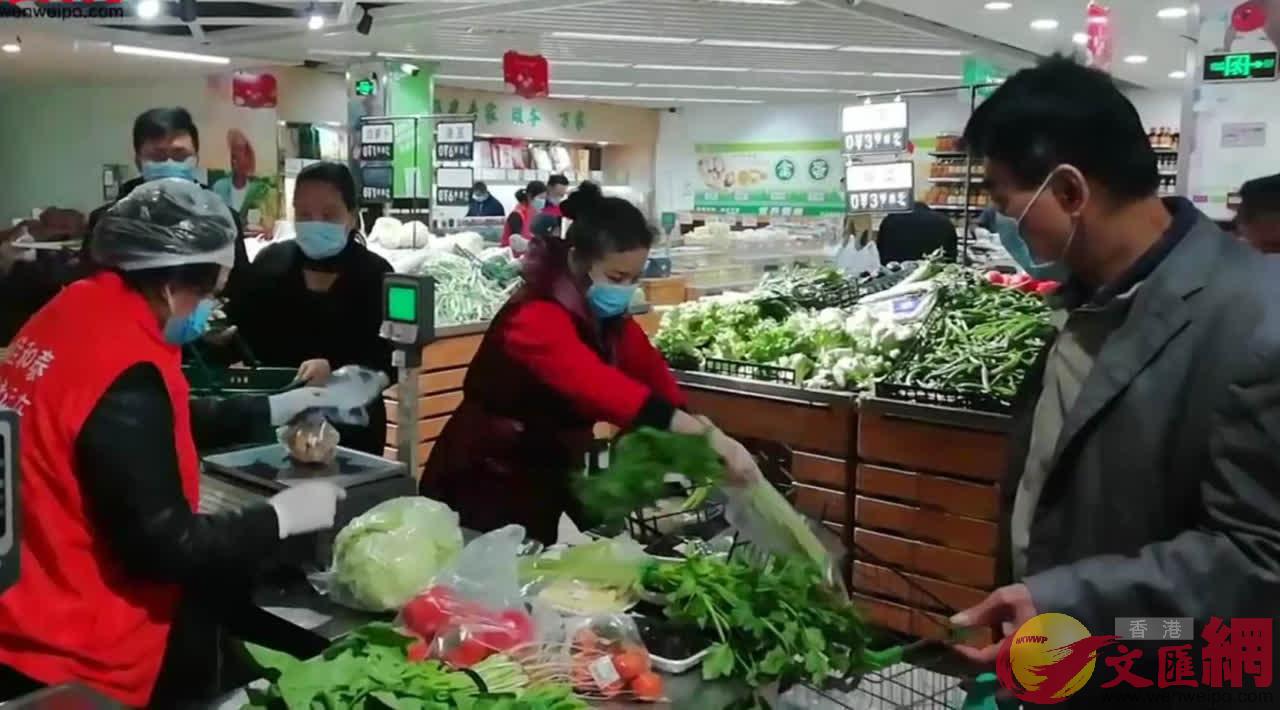 為了儲備大量日常用品，深圳大量市民紛紛來到超市購買蔬菜、雞蛋和魚肉等生活必需品（記者 李昌鴻 攝）