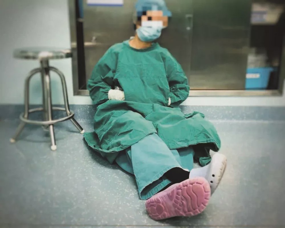 2020年1月27日A武漢一家醫院的手術麻醉科護士剛下手術就累得睡着了C