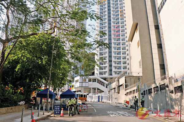 駿洋邨外圍已設置警崗。 香港文匯報記者 攝
