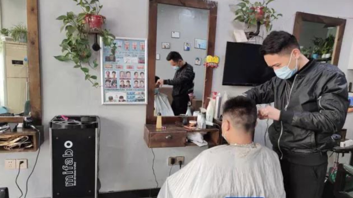 理髮店實行一對一服務A顧客們不在店裡聚集C]網絡圖片^ 