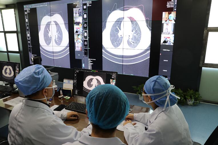 銀川市新冠肺炎遠程會診中心內A專家通過遠程會診分析病例的肺部影像學資料C(中新社)