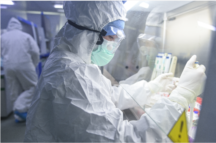 廣州雲康達安臨床檢驗中心的工作人員在檢測新型冠狀病毒核酸樣本]中新社^