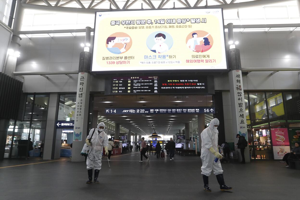 韓國防疫人員在火車站內進行地面消毒C]美聯社資料圖^