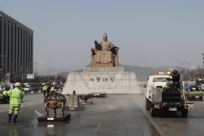 韓國疫情愈來愈嚴峻C工作人員昨日在首爾光化門廣場世宗大王銅像附近消毒(美聯社)
