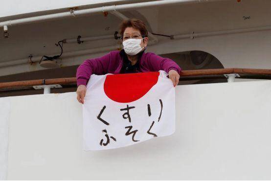 有乘客掛著寫有u缺乏藥物v的日本國旗C