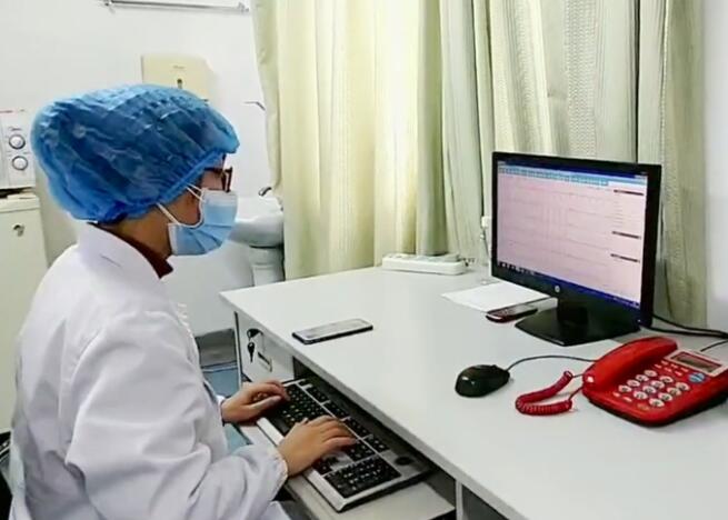 廣東研製的心電醫療設備馳援抗疫一線A病區護士可在床旁快速採集心電圖A即時傳送到心電圖室]受訪者供圖^