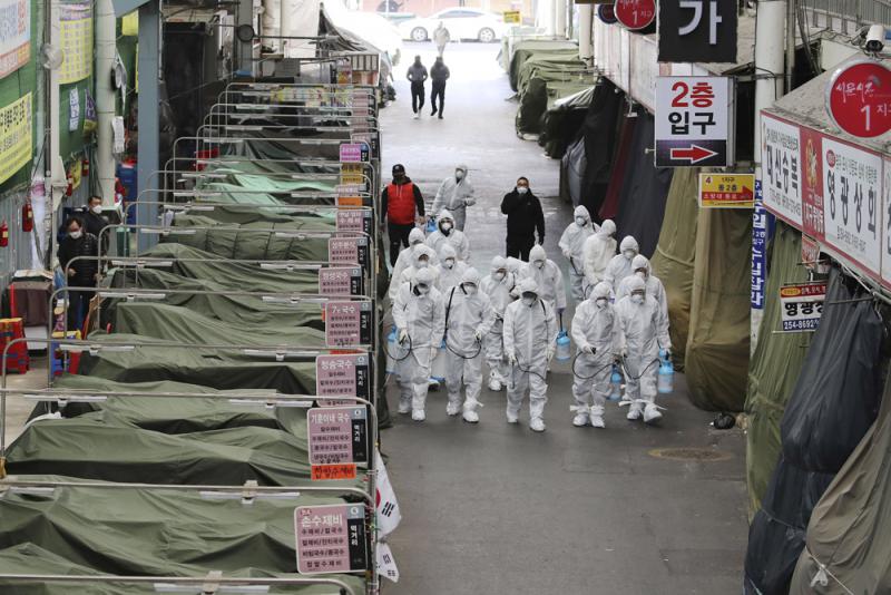 韓國大邱檢疫人員23日在當地市場消毒\美聯社