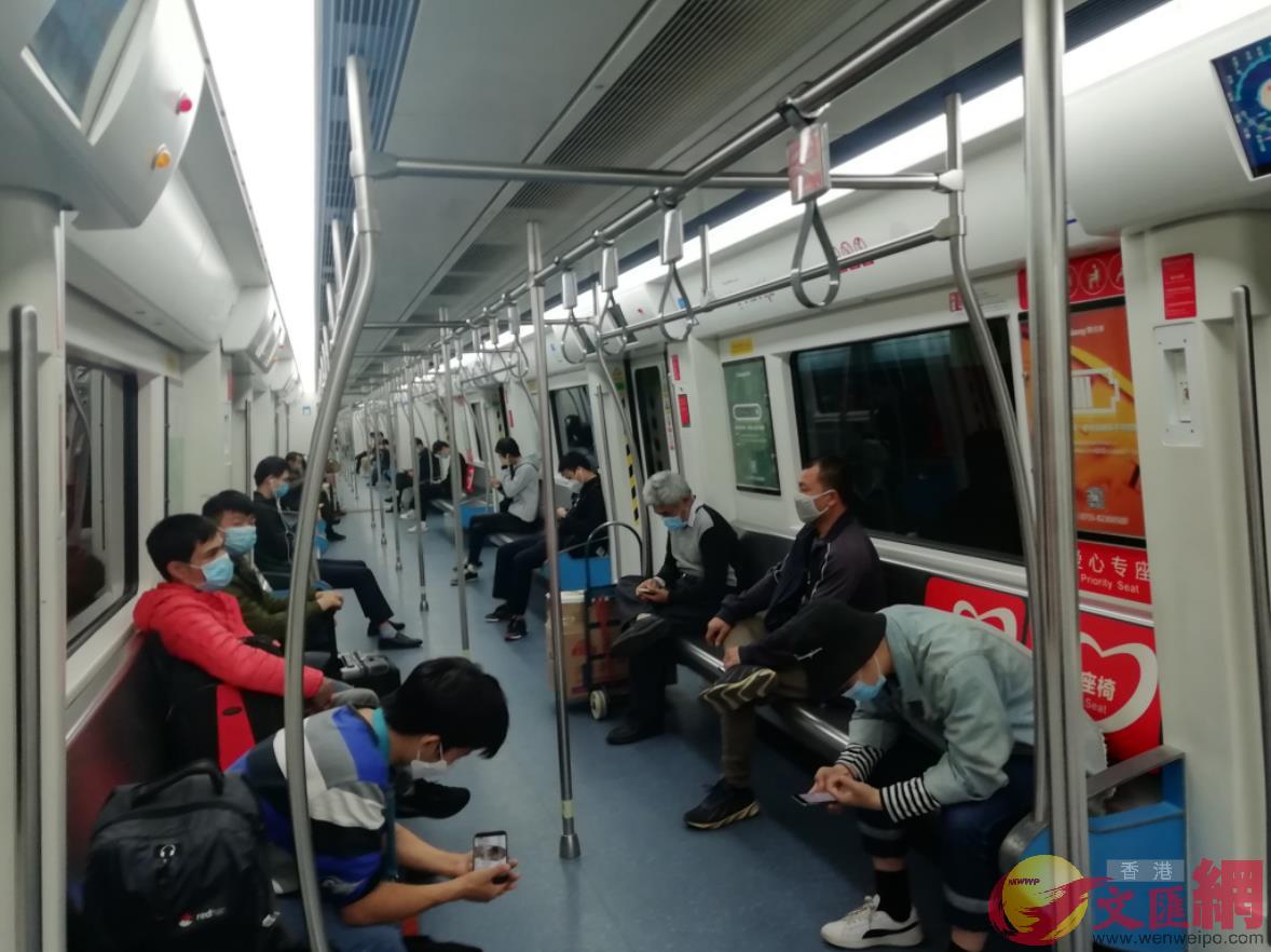 地鐵三號線乘客多了很多A他們坐地鐵上班快速便捷]記者李昌鴻 攝^