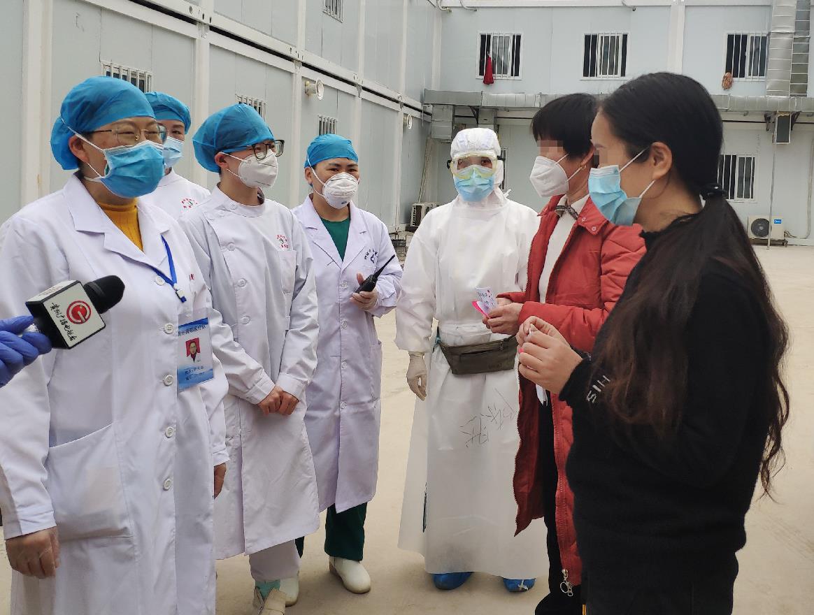 湖北省鄂州市鄂州雷山醫院兩名新冠肺炎患者達到解除隔離治療標準，同時出院。(中新社)